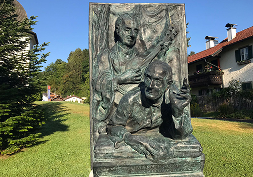 Denkmal Franz Xaver Gruber und Joseph Mohr vor der Stille Nacht Kapelle